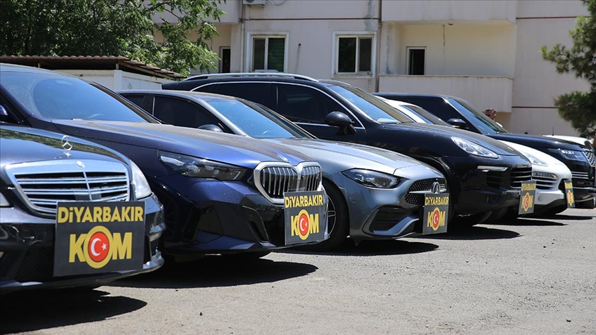 DİYARBAKIR MERKEZLİ OPERASYONDA GÜMRÜK KAÇAĞI 10 LÜKS ARAÇ ELE GEÇİRİLDİ