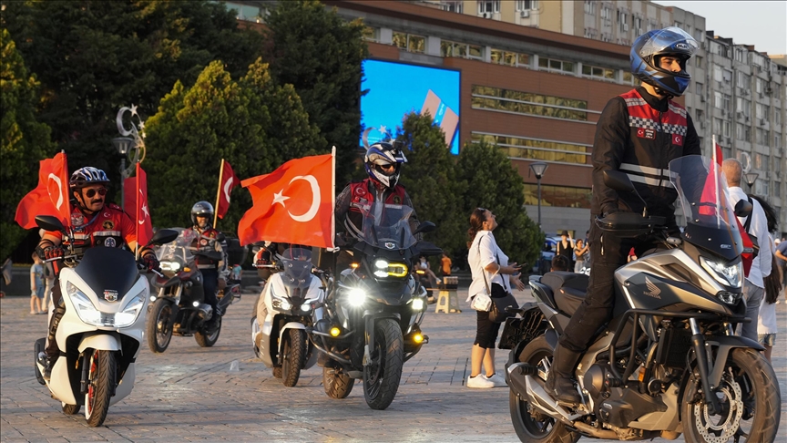 İZMİR'DE MOTOSİKLET VE BİSİKLETLİLER 15 TEMMUZ İÇİN ETKİNLİK DÜZENLENDİ