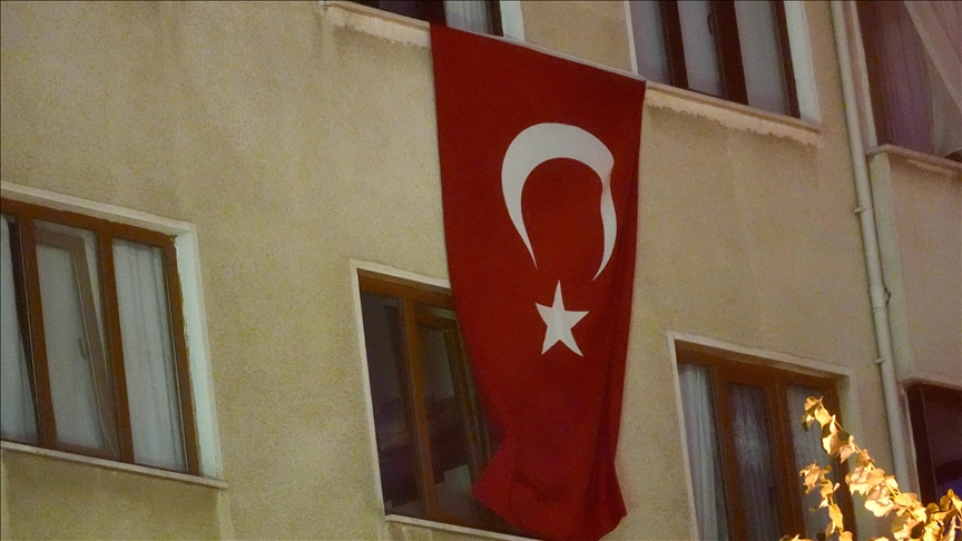 İSTANBULLULARDAN "TERÖRSÜZ TÜRKİYE"YE AY YILDIZLI BAYRAKLARLA DESTEK