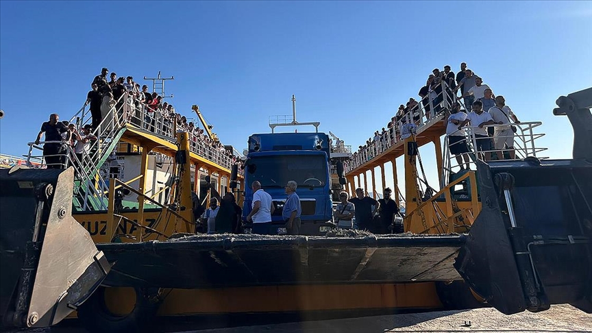 Marmara Adası açıklarında makine dairesinde yangın çıkan feribot iskeleye yanaştırıldı