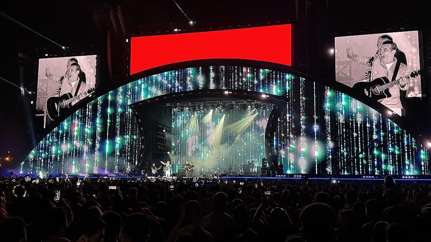 Şarkıcı Ferhat Göçer, Van Kültür Yolu Festivali'nde konser verdi