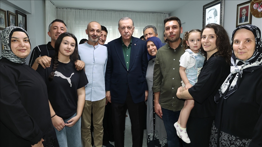 CUMHURBAŞKANI ERDOĞAN, 15 TEMMUZ'DA 3 YAKINI ŞEHİT OLAN MUZAFFER GÜLŞEN'İ EVİNDE ZİYARET ETTİ