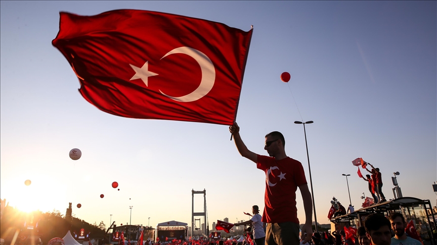 İSTANBUL'da 15 TEMMUZ GECESİ DARBECİLERE KARŞI VERİLEN MÜCADELE AKILLARA KAZINDI