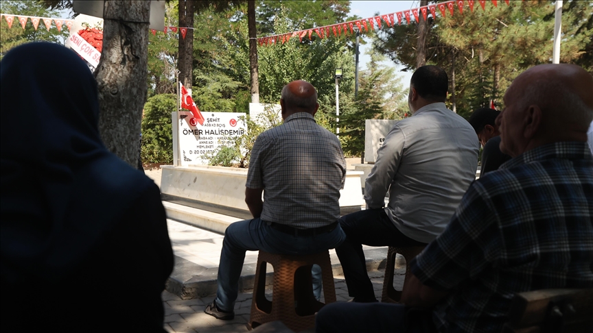 15 TEMMUZ KAHRAMANI ŞEHİT ÖMER HALİSDEMİR'İN KABRİNDE YOĞUNLUK YAŞANIYOR