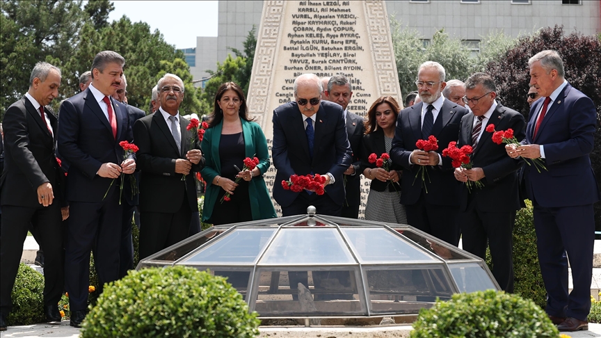 TBMM Başkanı Kurtulmuş, 15 Temmuz'da Meclis'te bombalanan alanlara karanfil bıraktı