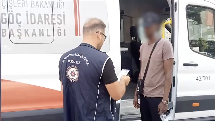 YERLİKAYA, ÜLKE GENELİNDEKİ DENETİMLERDE 32 GÖÇMEN KAÇAKÇILIĞI ORGANİZATÖRÜNÜN YAKALANDIĞINI BİLDİRDİ