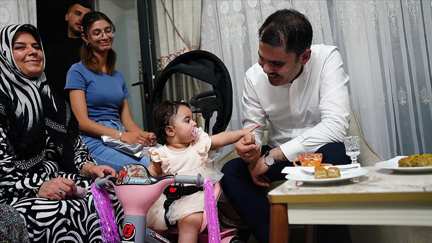 BAKAN KURUM, MALATYA'DA YENİ EVLERİNE KAVUŞAN DEPREMZEDE AİLEYE MİSAFİR OLDU