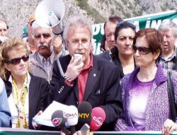 Çevreciler Yarasaların Mağaralarını Su Altında Bırakacak Barajı Protesto Etti
