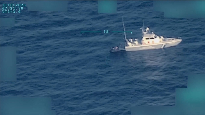 MSB, YUNAN SAHİL GÜVENLİK BOTUNUN DÜZENSİZ GÖÇMENLERİ TÜRK KARA SULARINA İTTİĞİ ANLARI PAYLAŞTI