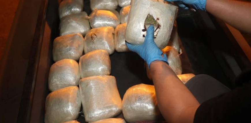 MERSİN - Tırın yakıt tankerinde 21 kilogram esrar ele geçirildi!