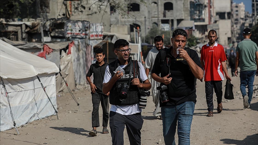 GAZZE'DE AÇLIKLA MÜCADELE EDEN GAZETECİLER, GÖREVLERİNİ YAPMAKTA ZORLUK ÇEKİYOR