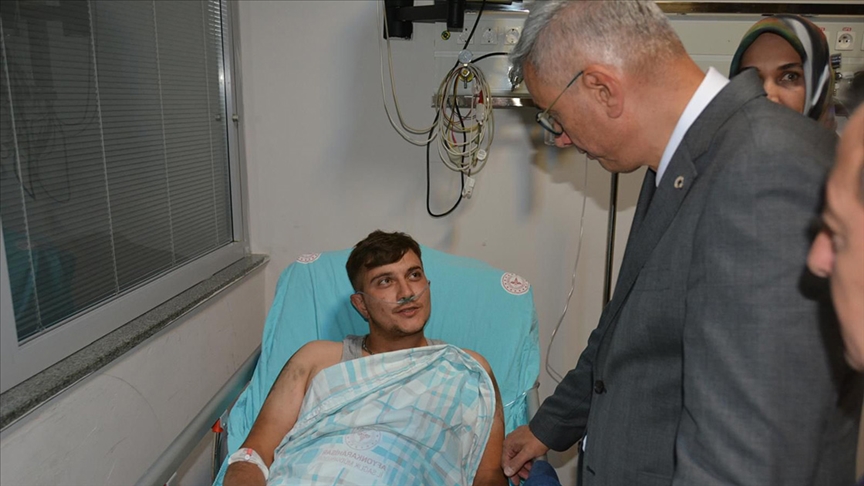 BAKAN MEMİŞOĞLU, ESKİŞEHİR'DEKİ ORMAN YANGININDA YARALANAN ORMAN İŞÇİLERİNİ ZİYARET ETTİ