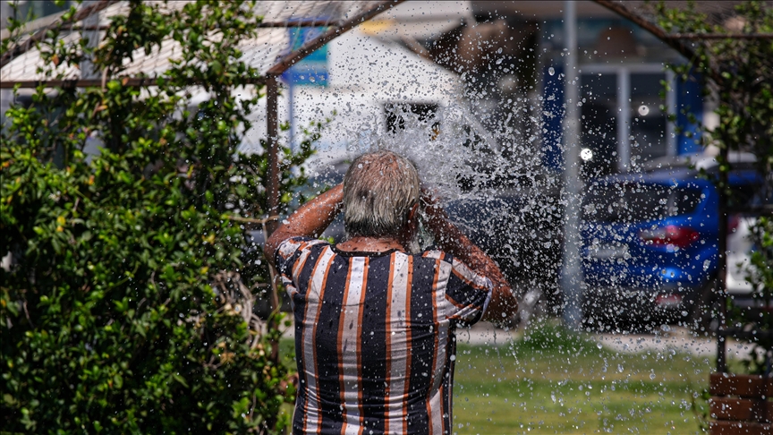GÜNÜN İLK YARISINDA 50 İLDE 35 DERECENİN ÜZERİ SICAKLIK GÖRÜLDÜ