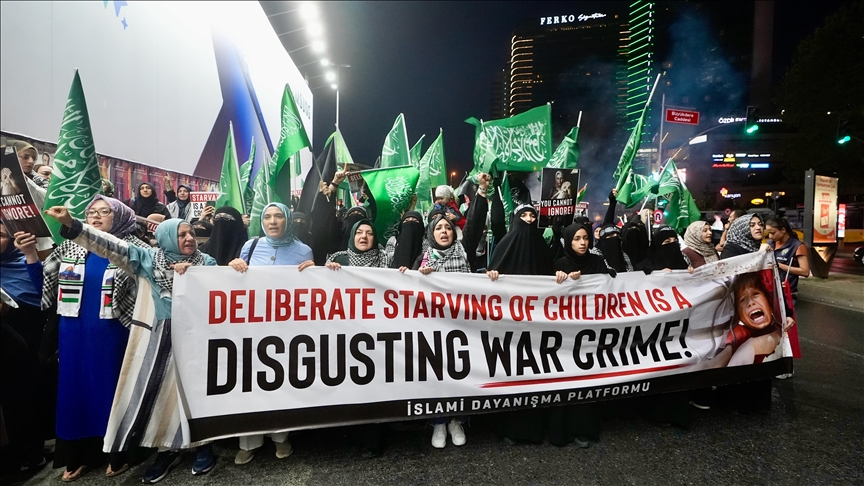 İSRAİL'İN GAZZE'YE SALDIRILARI VE GIDAYA ERİŞİMİ ENGELLEMESİ İSTANBUL'DA PROTESTO EDİLDİ
