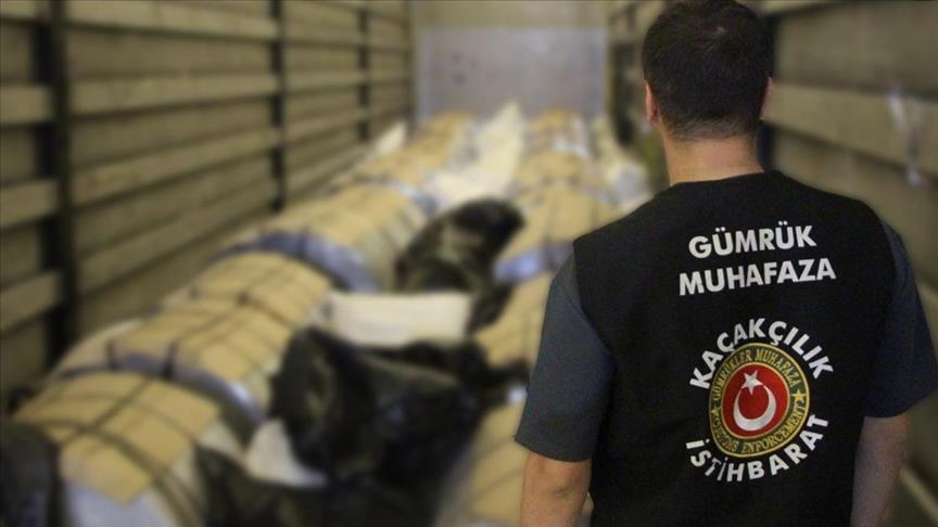 Ticaret Bakanlığı ekiplerinden kaçak oyuncak ve telefon operasyonu