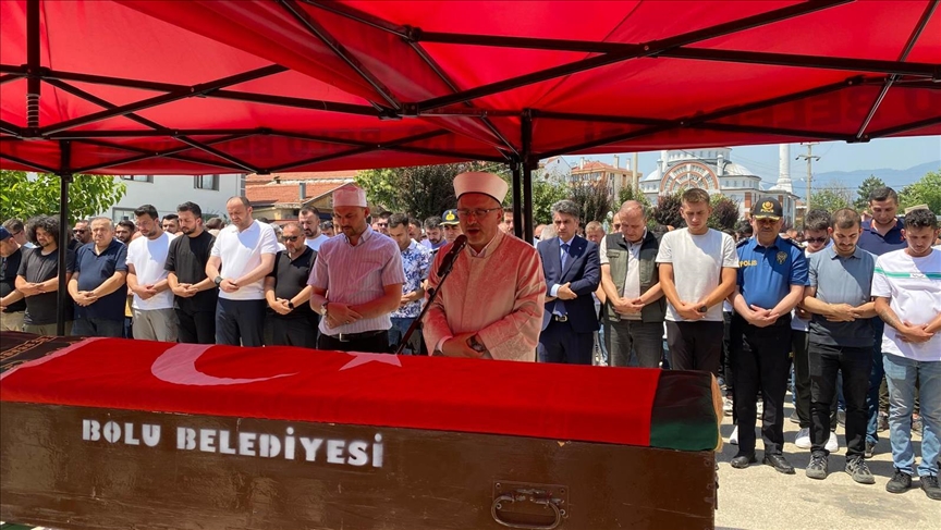 BURSA'DAKİ ORMAN YANGININI SÖNDÜRME ÇALIŞMALARI SIRASINDA KAZADA HAYATINI KAYBEDEN GÖNÜLLÜ BOLU'DA DEFNEDİLDİ
