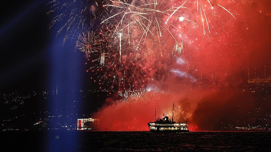 İSTANBUL'DA HAVAİ FİŞEK İLE MEŞALELERİN SATIŞI VE KULLANIMI YASAKLANDI