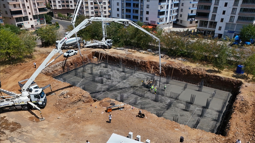 Bingöl'de ağır hasarlı okulların yerine hayırseverlerin desteğiyle yeni eğitim yuvaları inşa ediliyor