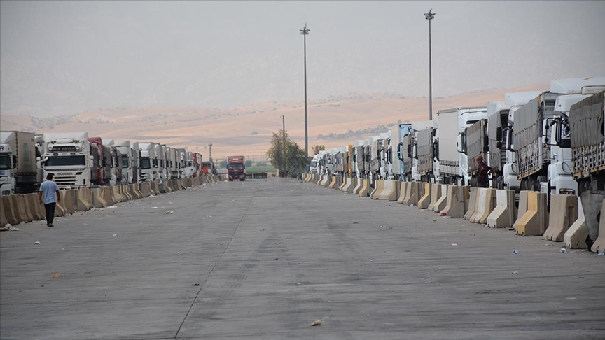 KAVURUCU SICAKLAR HABUR SINIR KAPISI'NDAN IRAK'A YÜK TAŞIYAN TIR ŞOFÖRLERİNİ DE OLUMSUZ ETKİLİYOR