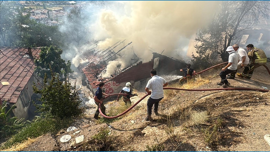 Başkentte çıkan yangında 8 gecekondu kullanılamaz hale geldi