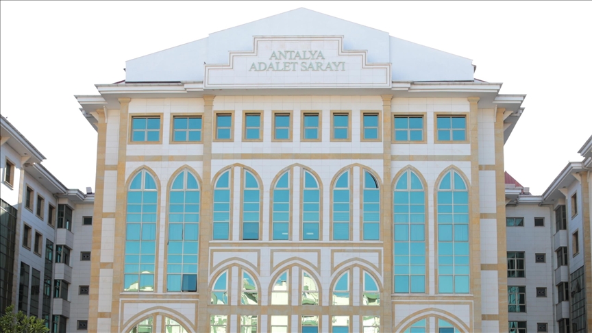 Antalya Büyükşehir Belediyesi'ne yönelik soruşturmada gözaltına alınan 4 şüpheli adliyede