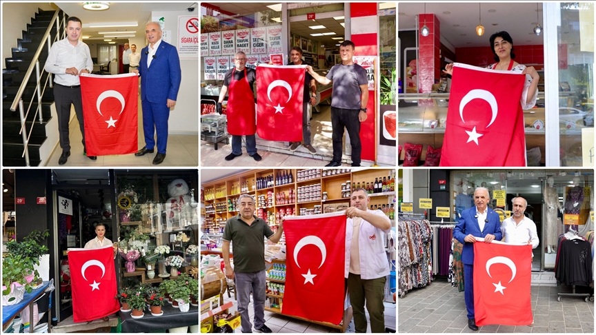 ÜMRANİYE'DE 40 BİN TÜRK BAYRAĞI DAĞITILIYOR