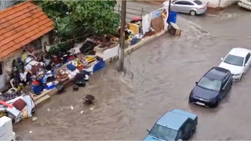 DENİZLİ'DE SAĞANAK NEDENİYLE BAZI EVLERİ VE ALT GEÇİTLERİ SU BASTI