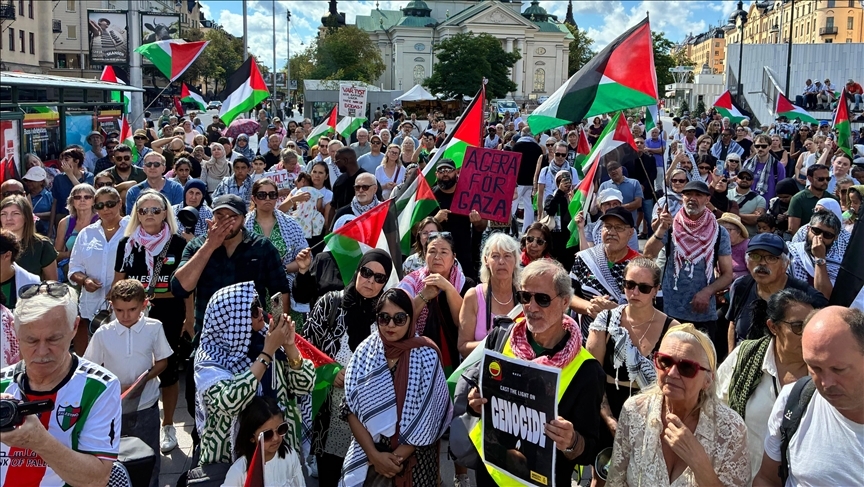 İSRAİL'İN GAZZE'YE YÖNELİK SALDIRILARI İSVEÇ'TE PROTESTO EDİLDİ
