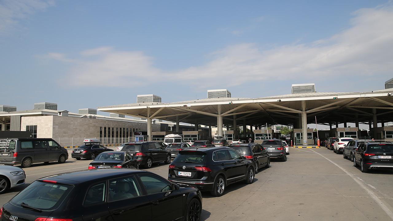 SINIR KAPILARINDA ALINAN TEDBİRLER GURBETÇİLERİN GEÇİŞLERİNİ HIZLANDIRDI