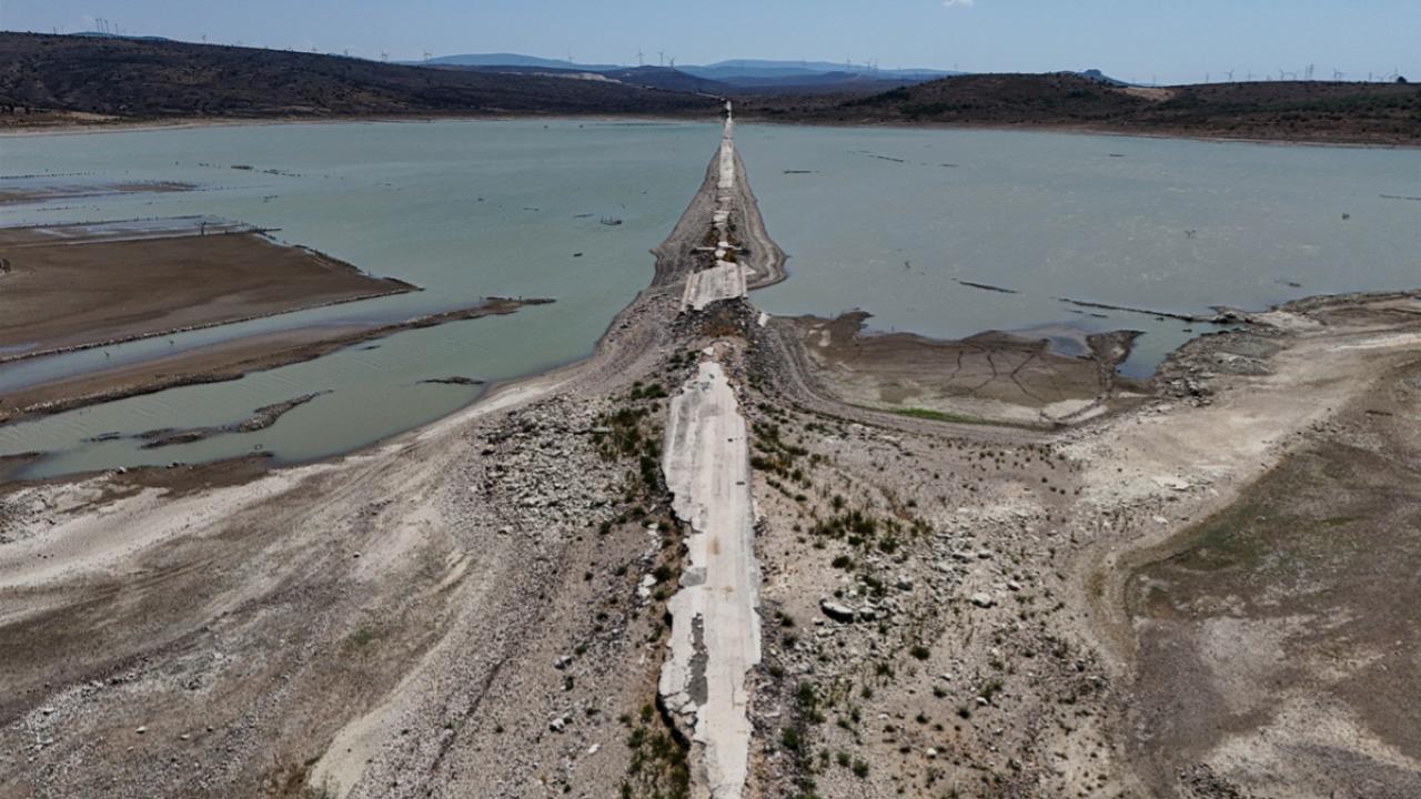 İZMİR'DE KURAKLIK ALARMI: ESKİ İZMİR-ÇEŞME KARA YOLU ORTAYA ÇIKTI