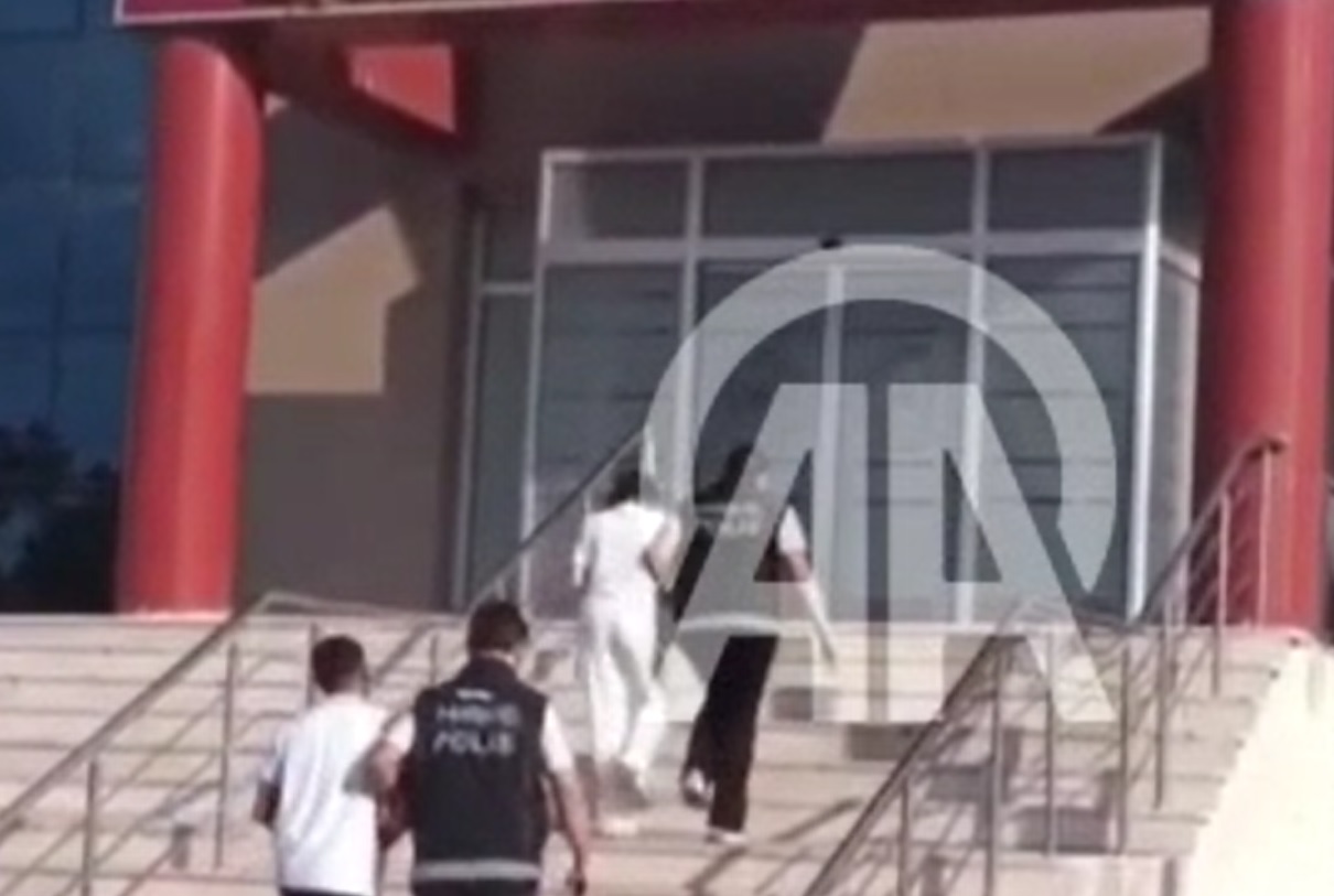 Cips paketine gizledikleri uyuşturucuyla yakalanan 2 zanlı tutuklandı