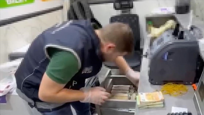 İSTANBUL POLİSİ, HEDİYELİK EŞYA KARGOSUYLA YAPILAN SAHTE BELGE SEVKİYATINI DEŞİFRE ETTİ