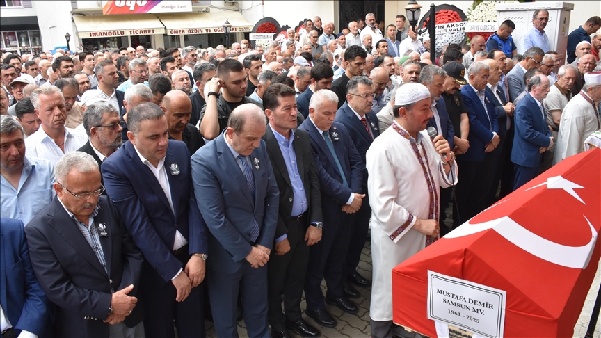 Eski Bayındırlık ve İskan Bakanı Demir'in cenazesi Trabzon'da toprağa verildi