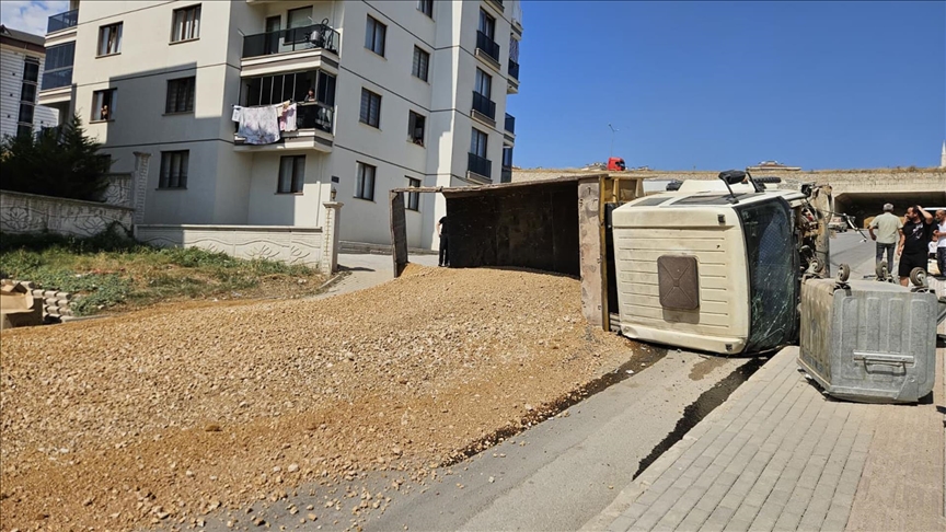 Bursa'da freni boşalan kamyon sitenin duvarına çarparak devrildi