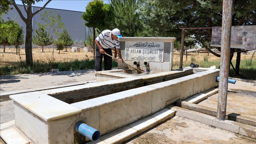 KONYA'DA EMEKLİ İNŞAAT USTASI DOĞAL KAYNAK ÇEŞMELERİNE GÖNÜLLÜ SAHİP ÇIKIYOR