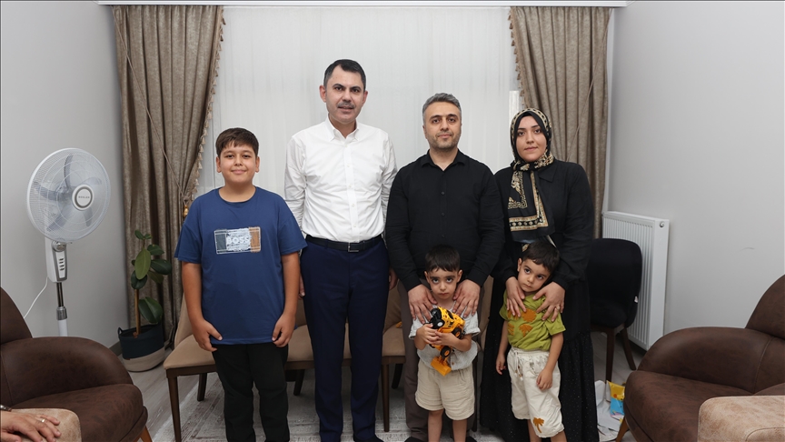 Kurum, Adıyaman'da yeni evlerine kavuşan depremzede aileye misafir oldu