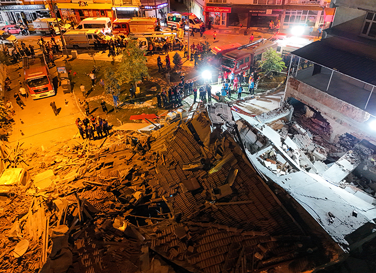 DEPREMİN ARDINDAN 4 SAAT İÇİNDE 84 ARTÇI DEPREM OLDU!