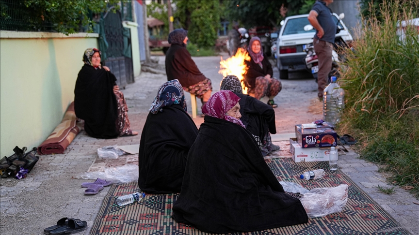 SINDIRGI MERKEZLİ DEPREMLERİN HASARA NEDEN OLDUĞU MAHALLELERİN SAKİNLERİ GECEYİ SOKAKTA GEÇİRDİ