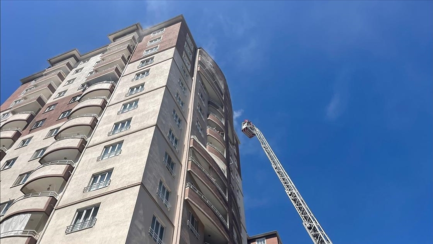 KAYSERİ'DE 14 KATLI APARTMANDA ÇIKAN YANGIN SÖNDÜRÜLDÜ