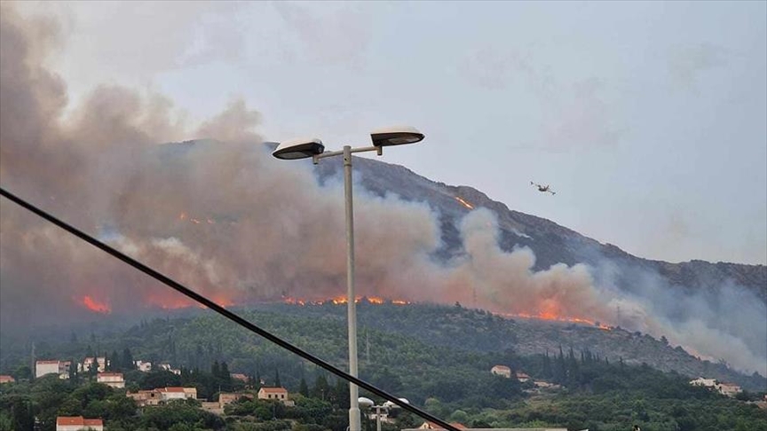 HIRVATİSTAN'DA KONTROL ALTINA ALINAMAYAN YANGINA MÜDAHALE SÜRÜYOR