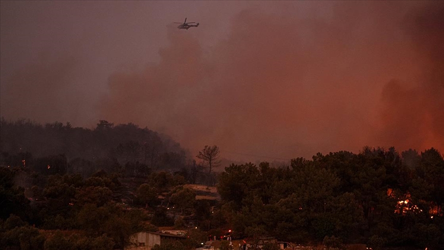 BUCA'DA ORMANLIK ALANA SIÇRAYAN YANGINA MÜDAHALE EDİLİYOR