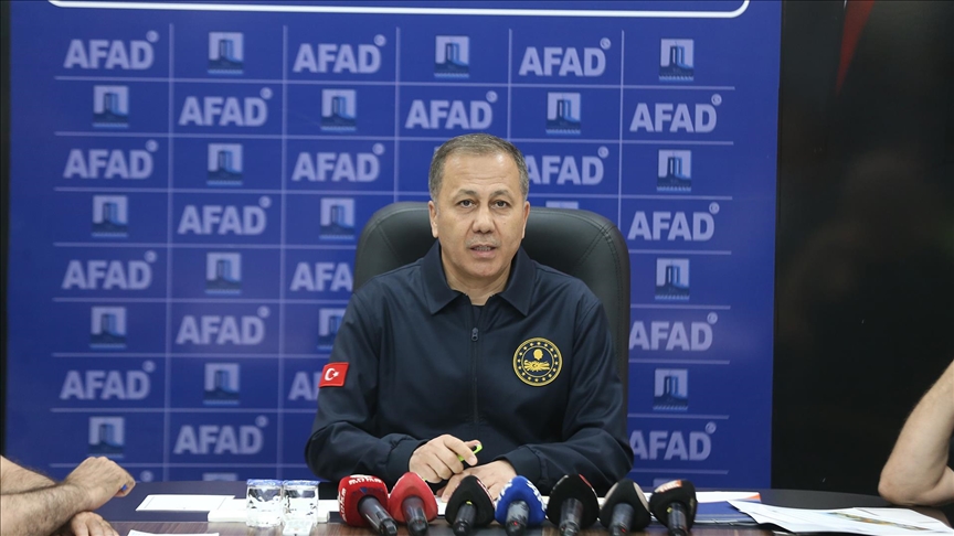 İçişleri Bakanı Yerlikaya: Çanakkale’de orman yangını sebebiyle 2 bin 220 vatandaşımızı güvenli bölgelere tahliye ettik