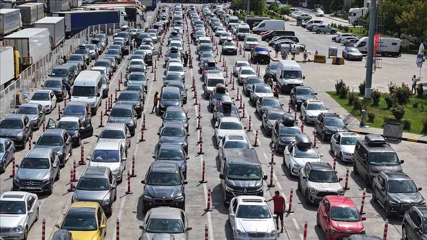 KAPIKULE'DE GURBETÇİLERİN DÖNÜŞ YOLCULUĞU SÜRÜYOR