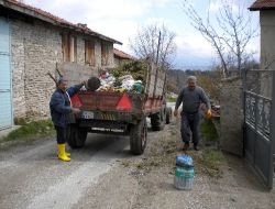 Muhtar, Köyün Çöpünü Kendi İmkanlarıyla Toplatıyor