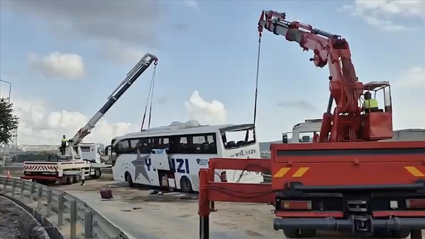 KUZEY MARMARA OTOYOLU'NDA YOLCU OTOBÜSÜ BARİYERLERE ÇARPTI, 3 KİŞİ VEFAT ETTİ / 20 YARALI