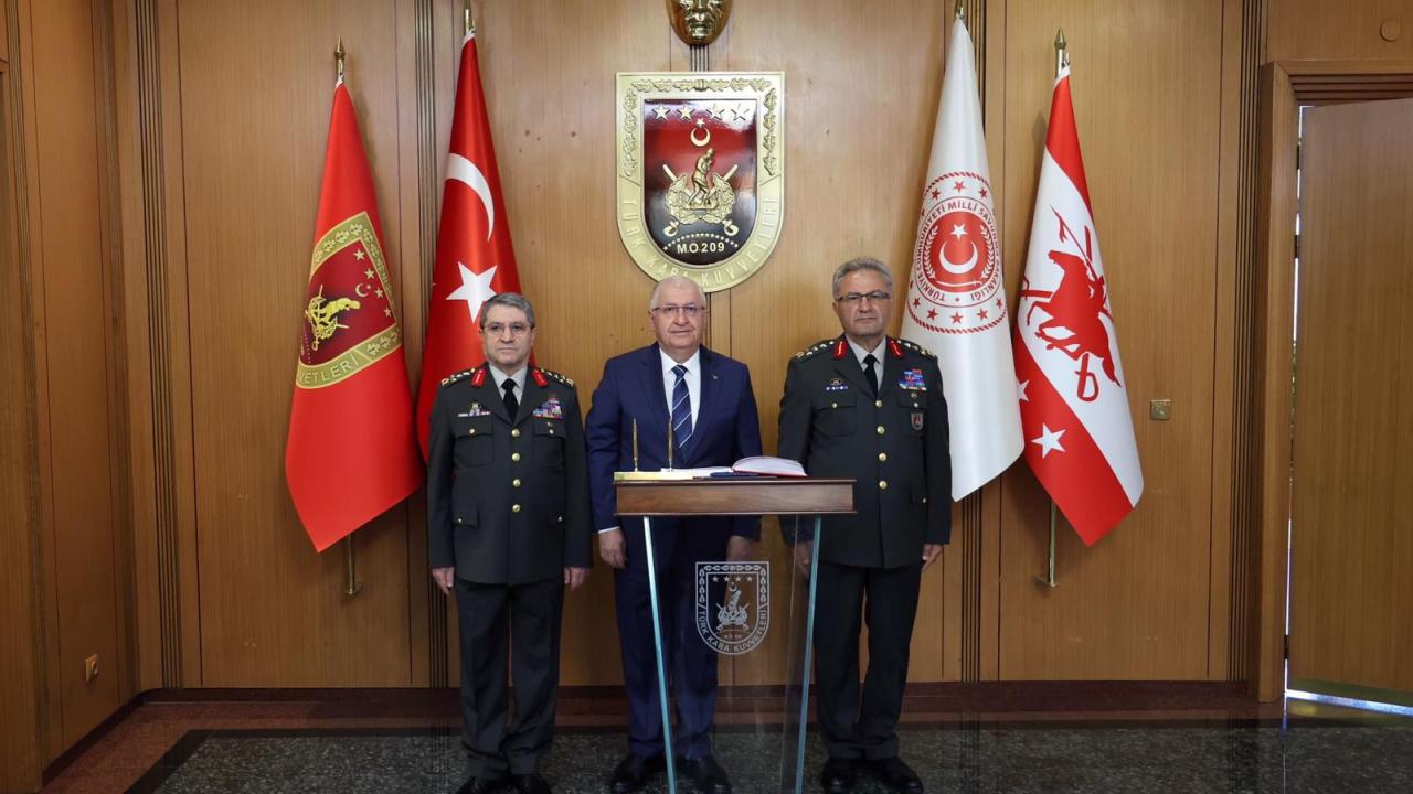 BAKAN GÜLER, KARA KUVVETLERİ KOMUTANLIĞI'NDAKİ DEVİR-TESLİM TÖRENİNE KATILDI