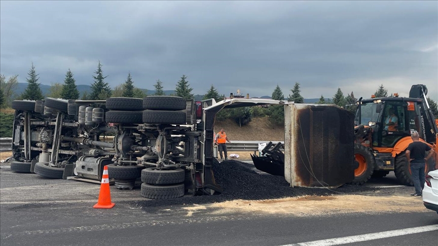 Anadolu Otoyolu'nun Bolu Dağı kesiminde kamyon devrildi, İstanbul yönü ulaşıma kapandı