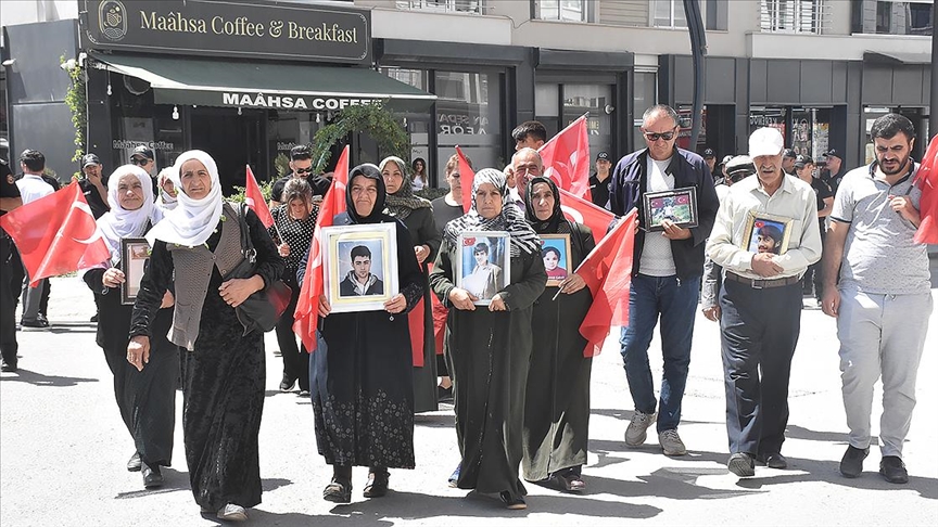 VANLI AİLELER DEM PARTİ BİNASI ÖNÜNDEKİ "EVLAT NÖBETİ"Nİ SÜRDÜRDÜ