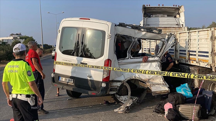 Mersin'de öğrencileri taşıyan minibüs tıra çarptı, 1'i çocuk 2 kişi hayatını kaybetti