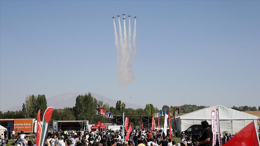 TÜRK YILDIZLARI, MALAZGİRT SEMALARINDA GÖSTERİ UÇUŞU YAPTI